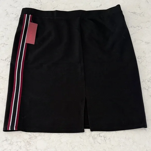 Chic Black Pencil Skirt with Striped Accent - Picture 2 of 4